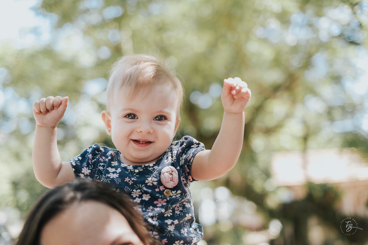 Ensaio de acompanhamento de primeiro ano da Helena. Ensaio lifestyle em coqueiros, Florianópolis/SC. 10 meses da Helena, Thiago Braga Foto