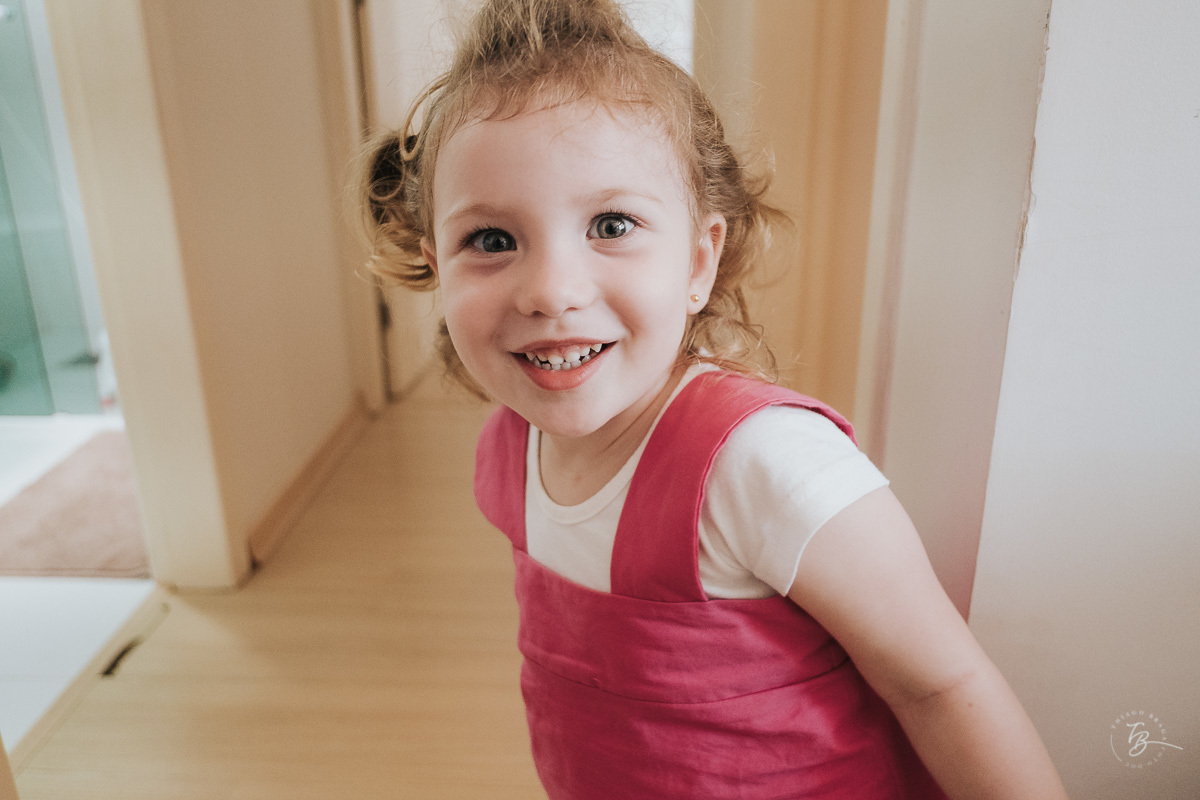 Ensaio de acompanhamento de primeiro ano da Helena. Ensaio lifestyle em coqueiros, Florianópolis/SC. 10 meses da Helena, Thiago Braga Foto