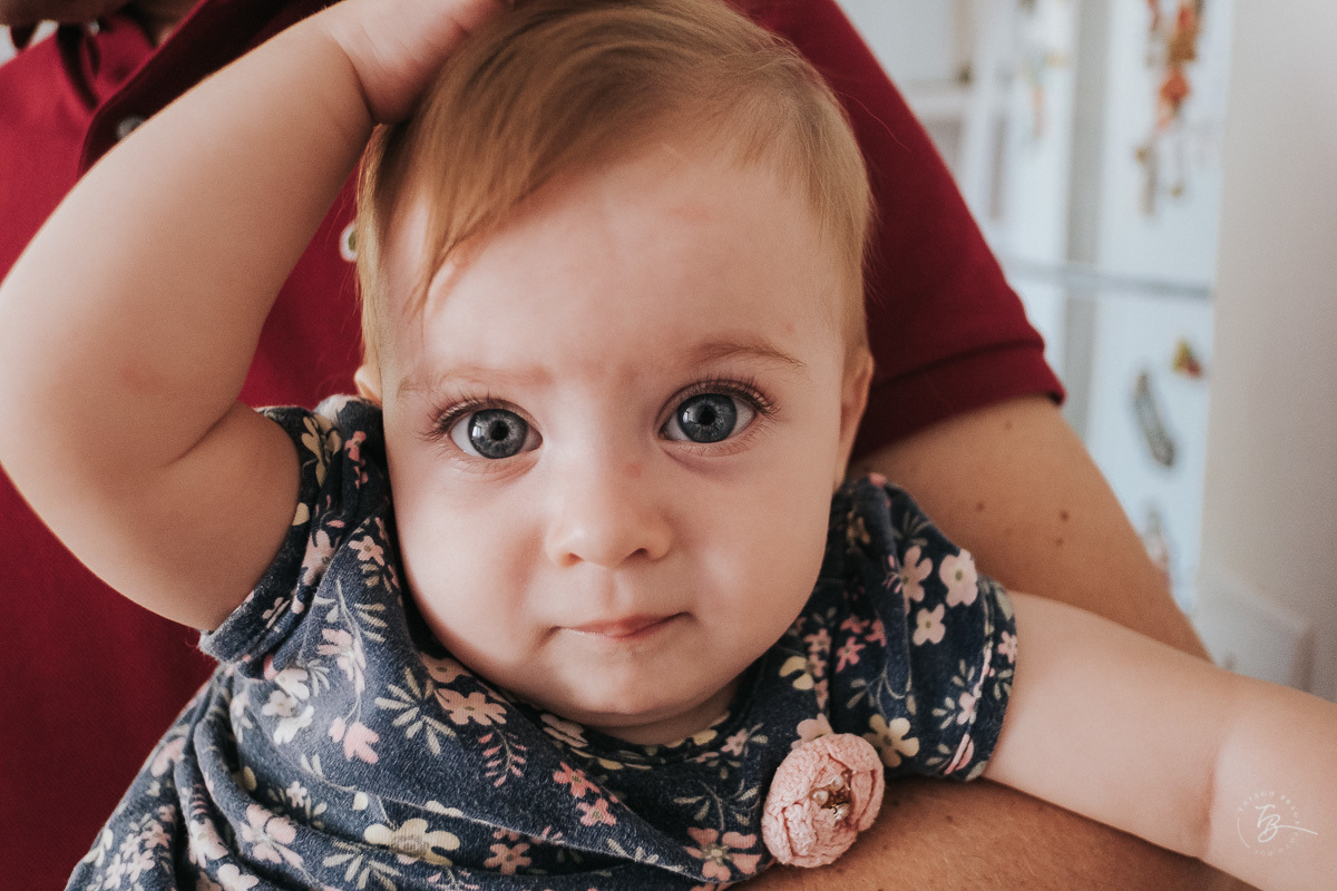 Ensaio de acompanhamento de primeiro ano da Helena. Ensaio lifestyle em coqueiros, Florianópolis/SC. 10 meses da Helena, Thiago Braga Foto