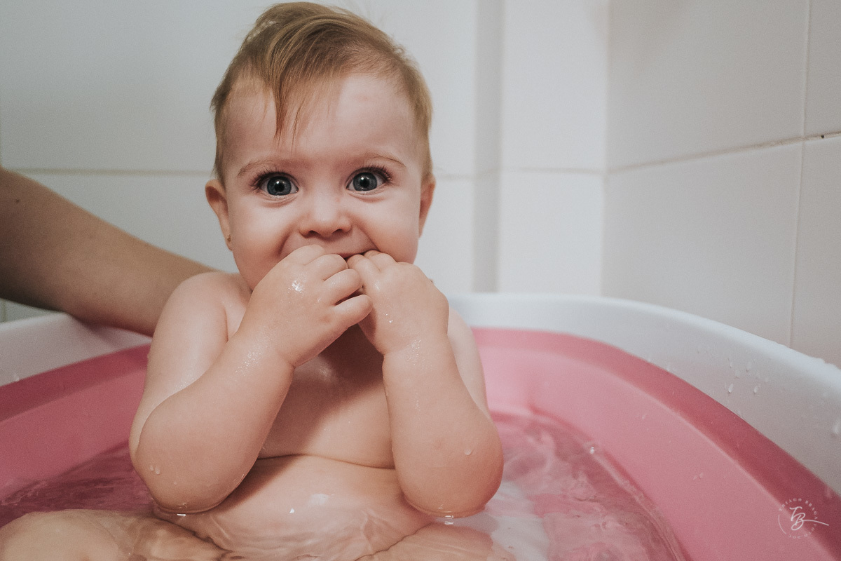 Ensaio de acompanhamento de primeiro ano da Helena. Ensaio lifestyle em coqueiros, Florianópolis/SC. 10 meses da Helena, Thiago Braga Foto