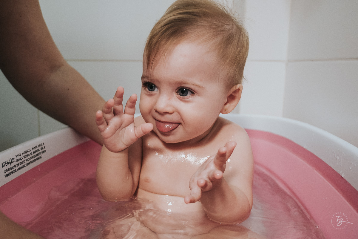 Ensaio de acompanhamento de primeiro ano da Helena. Ensaio lifestyle em coqueiros, Florianópolis/SC. 10 meses da Helena, Thiago Braga Foto
