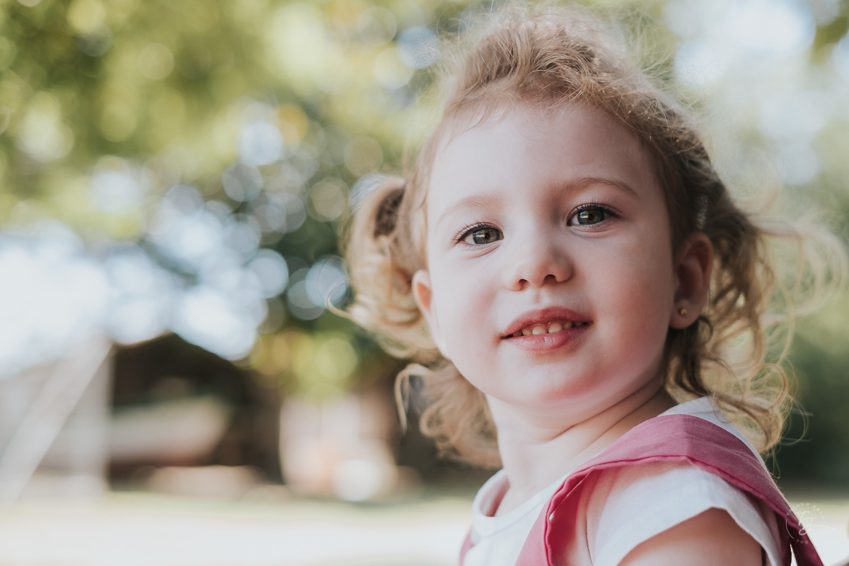 Ensaio de acompanhamento de primeiro ano da Helena. Ensaio lifestyle em coqueiros, Florianópolis/SC. 10 meses da Helena, Thiago Braga Foto