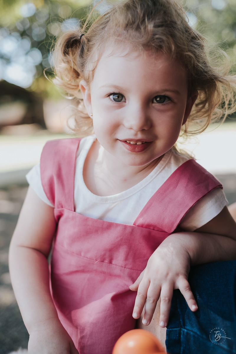 Ensaio de acompanhamento de primeiro ano da Helena. Ensaio lifestyle em coqueiros, Florianópolis/SC. 10 meses da Helena, Thiago Braga Foto