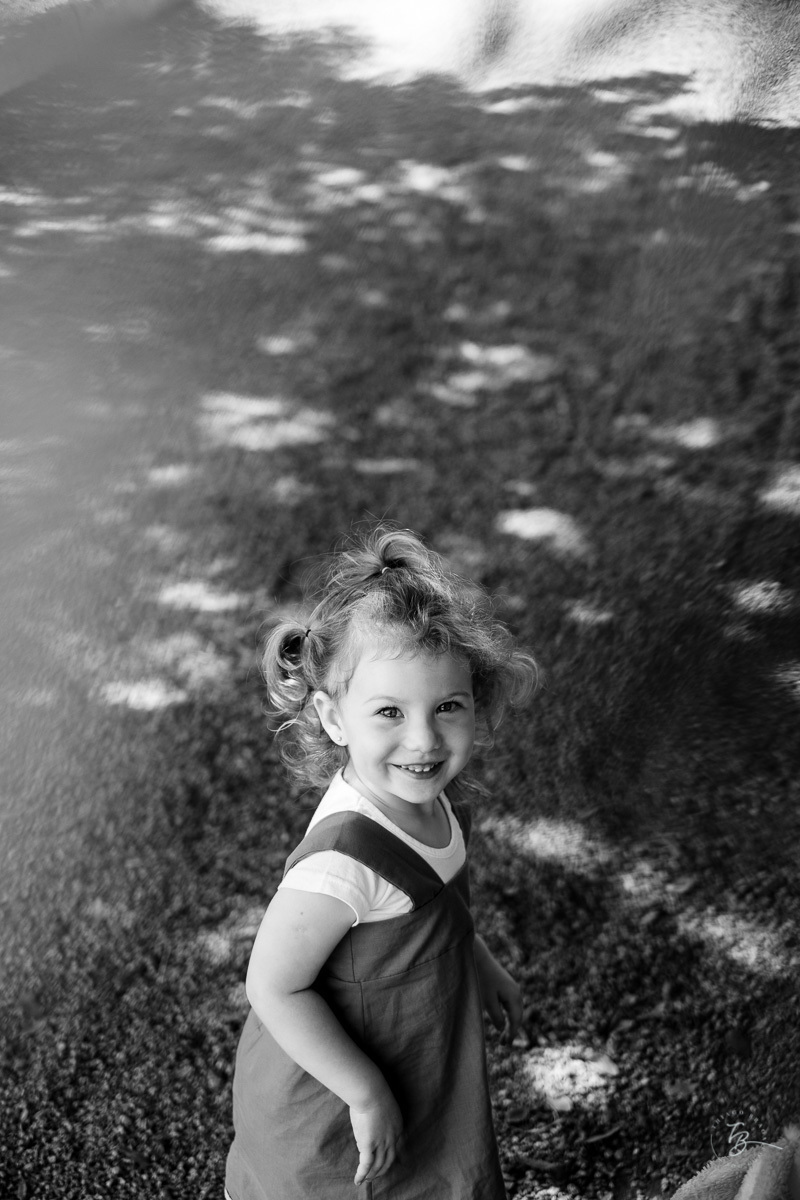 Ensaio de acompanhamento de primeiro ano da Helena. Ensaio lifestyle em coqueiros, Florianópolis/SC. 10 meses da Helena, Thiago Braga Foto