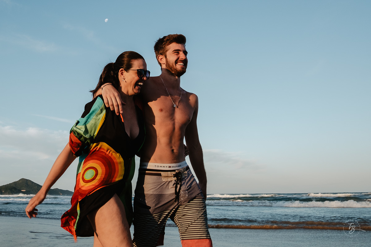 Fotografia documental de família, na praia de Mariscal, em Bombinhas/SC. Fotografo Thiago Braga. 