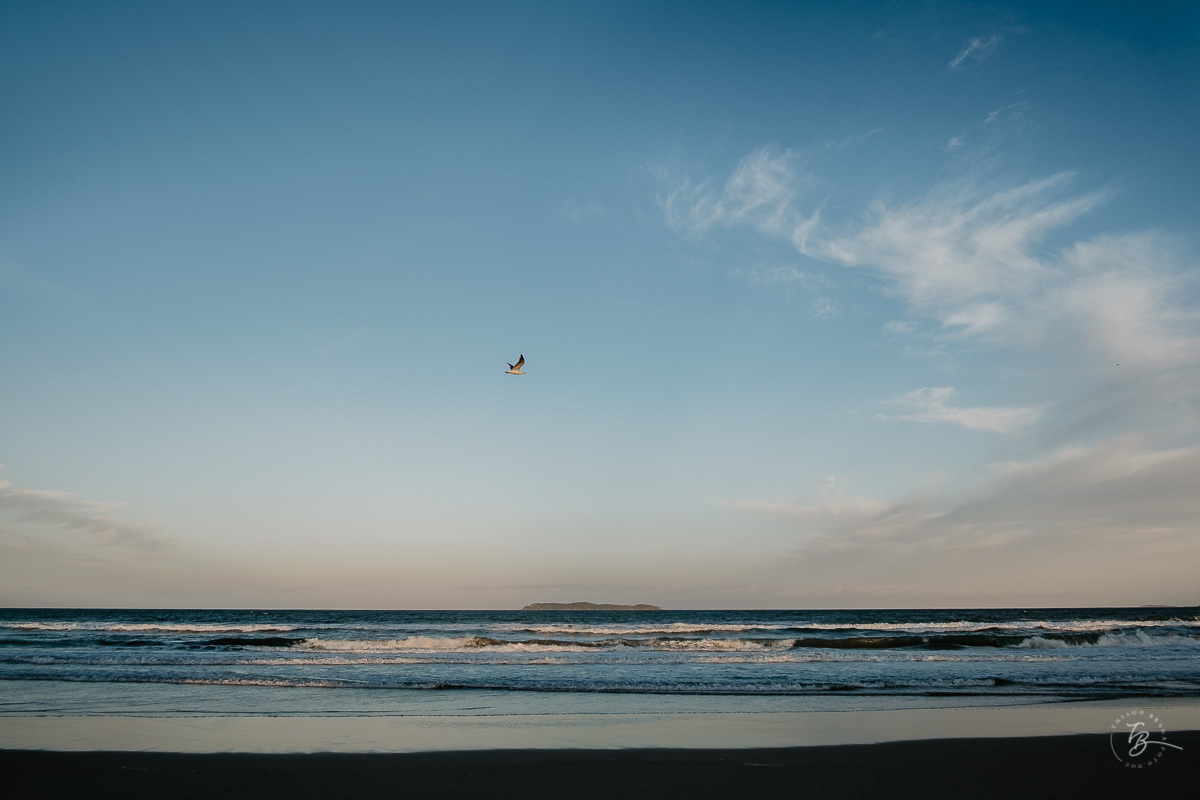 Fotografia documental de família, na praia de Mariscal, em Bombinhas/SC. Fotografo Thiago Braga. 