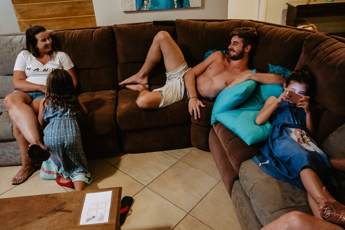 Fotografia documental de família, na praia de Mariscal, em Bombinhas/SC. Fotografo Thiago Braga. 