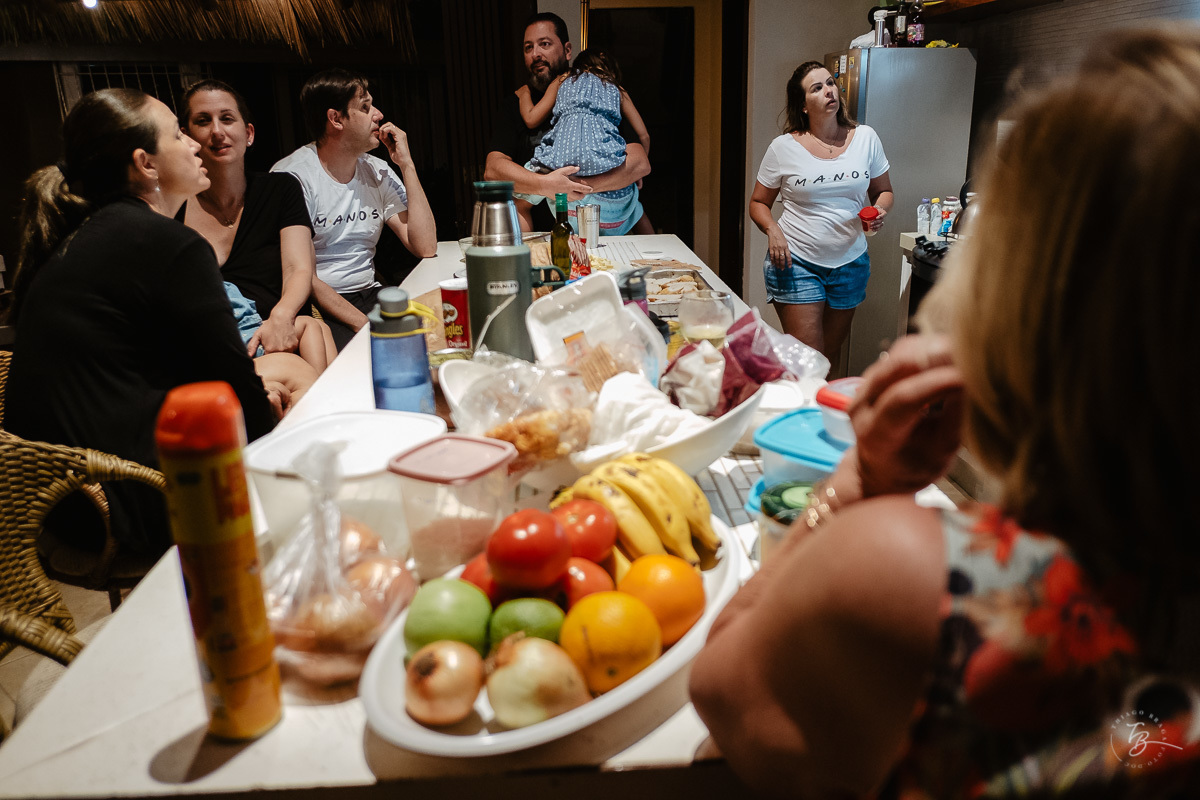 Fotografia documental de família, na praia de Mariscal, em Bombinhas/SC. Fotografo Thiago Braga. 