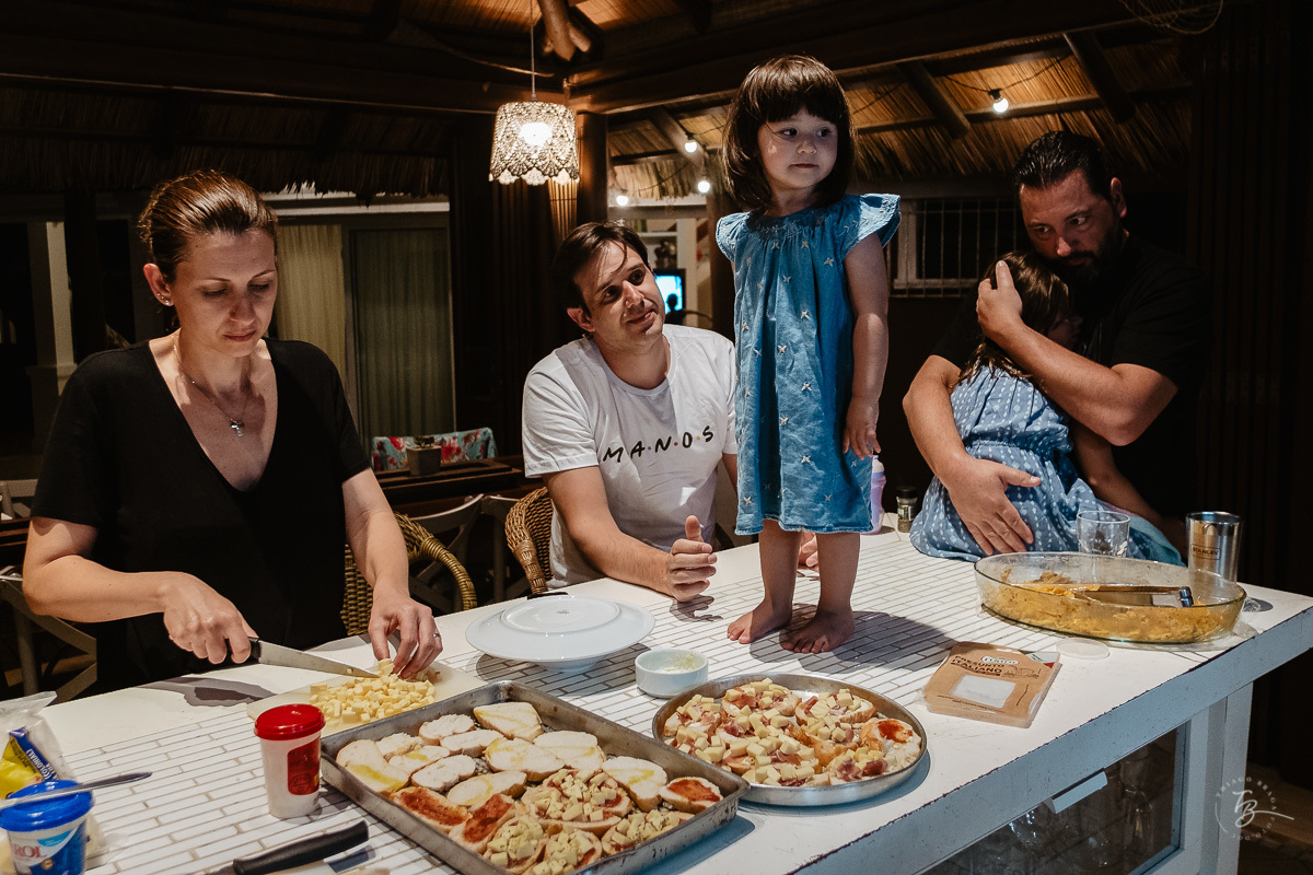 Fotografia documental de família, na praia de Mariscal, em Bombinhas/SC. Fotografo Thiago Braga. 