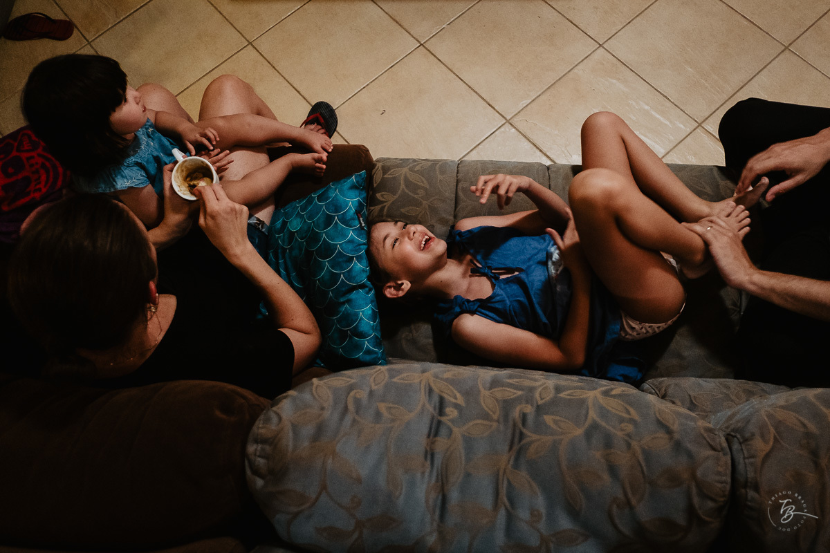 Fotografia documental de família, na praia de Mariscal, em Bombinhas/SC. Fotografo Thiago Braga. 