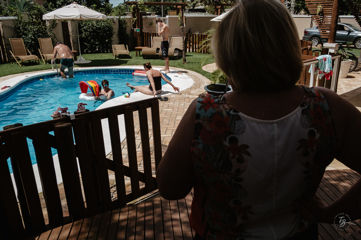 Fotografia documental de família, na praia de Mariscal, em Bombinhas/SC. Fotografo Thiago Braga. 