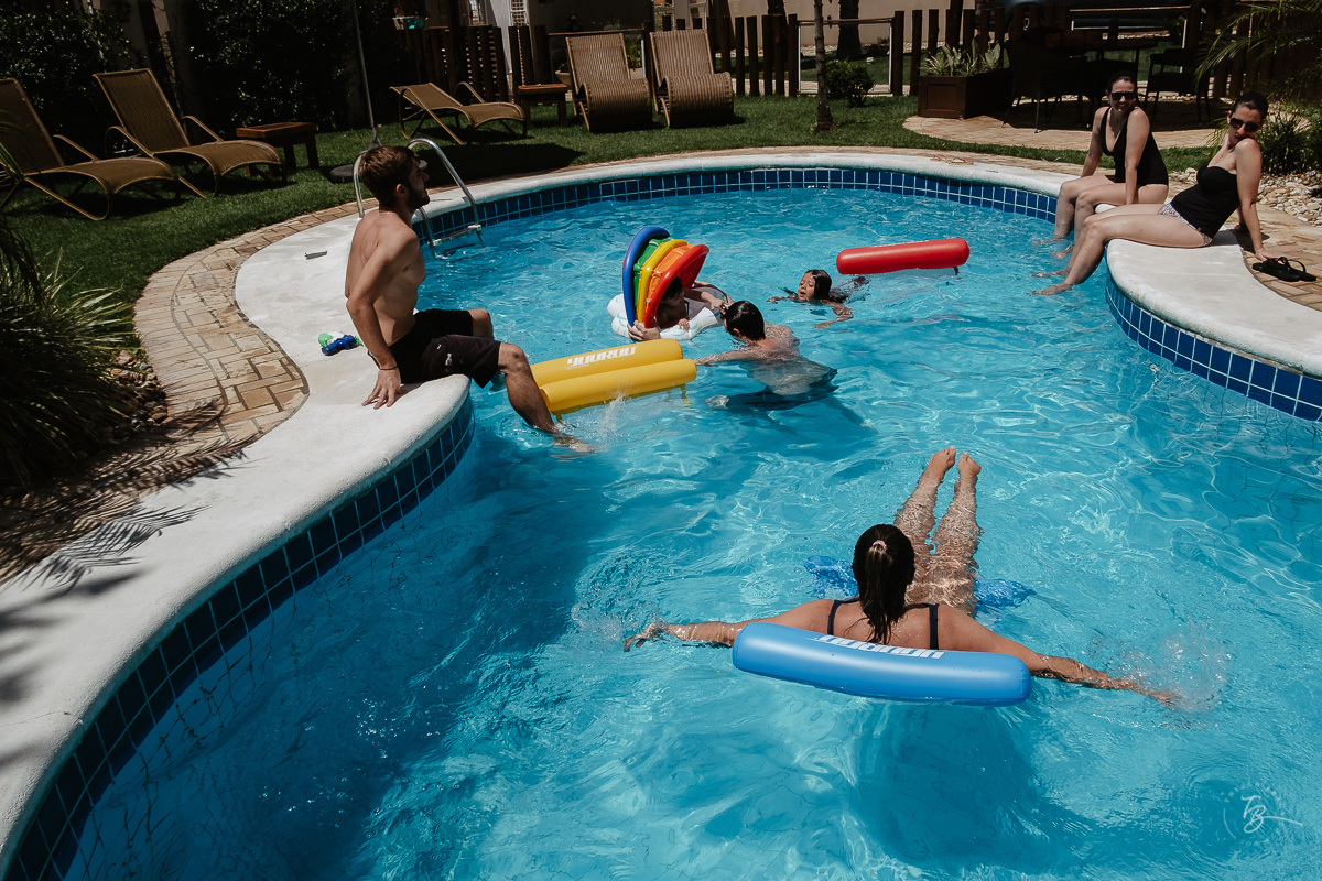 Fotografia documental de família, na praia de Mariscal, em Bombinhas/SC. Fotografo Thiago Braga. 