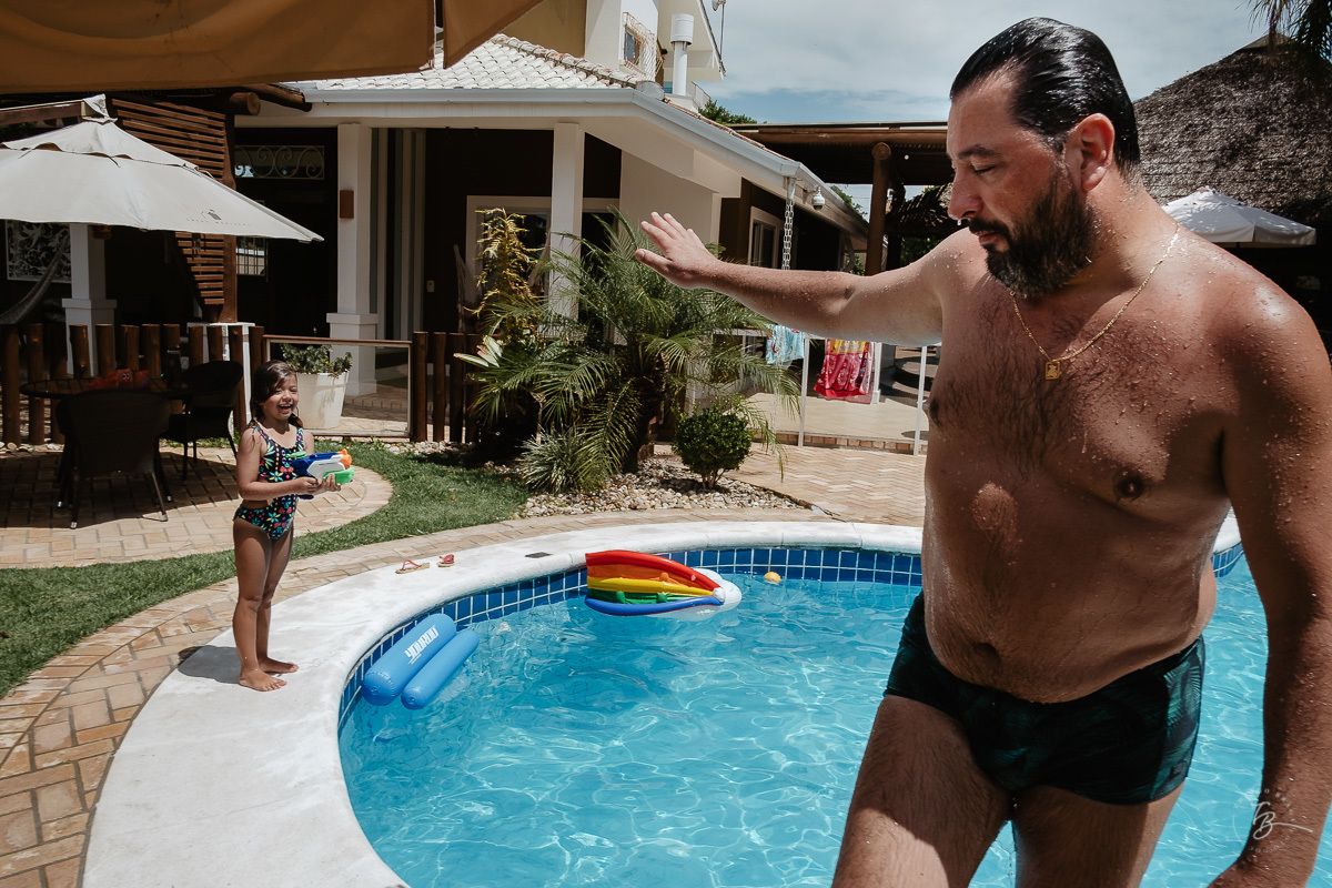 Fotografia documental de família, na praia de Mariscal, em Bombinhas/SC. Fotografo Thiago Braga. 