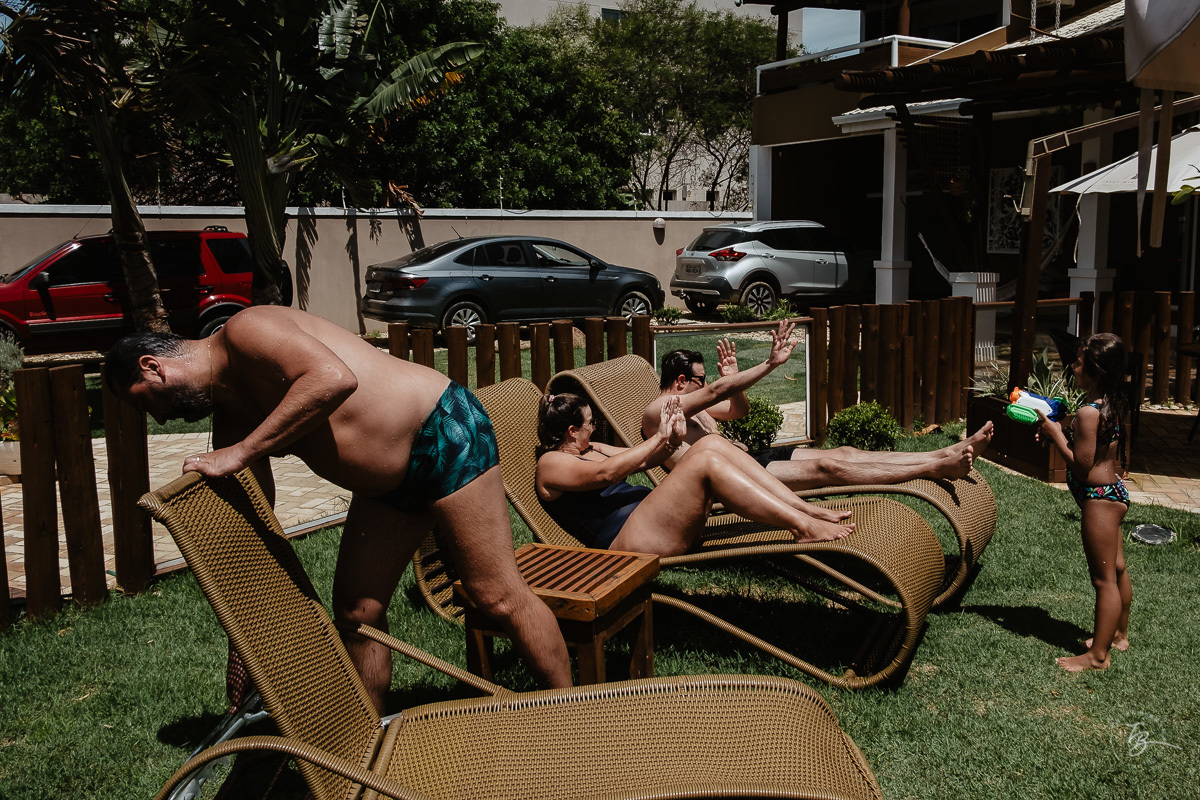 Fotografia documental de família, na praia de Mariscal, em Bombinhas/SC. Fotografo Thiago Braga. 
