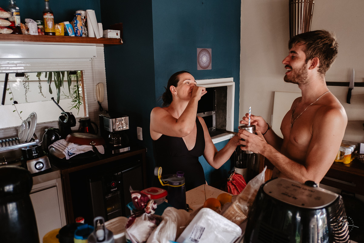 Fotografia documental de família, na praia de Mariscal, em Bombinhas/SC. Fotografo Thiago Braga. 