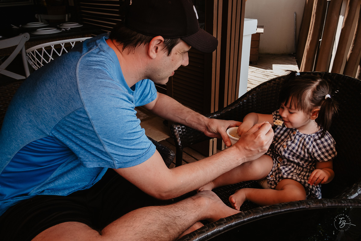 Fotografia documental de família, na praia de Mariscal, em Bombinhas/SC. Fotografo Thiago Braga. 