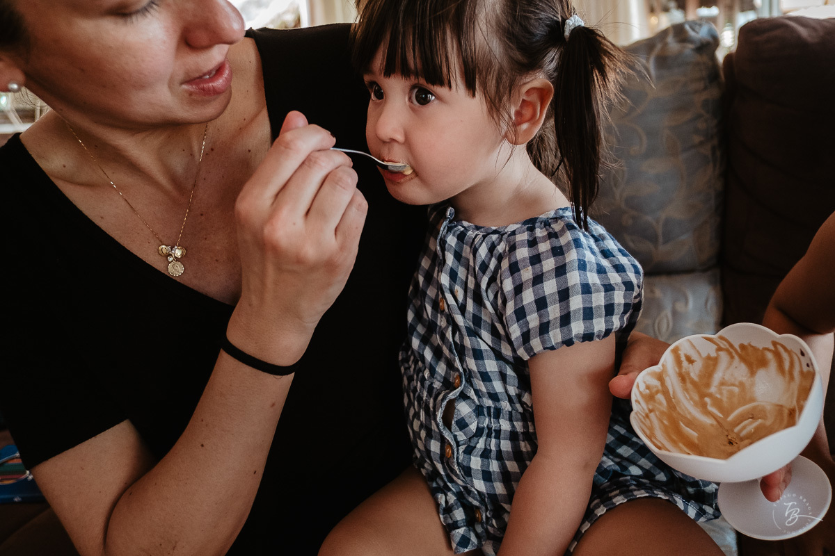 Fotografia documental de família, na praia de Mariscal, em Bombinhas/SC. Fotografo Thiago Braga. 