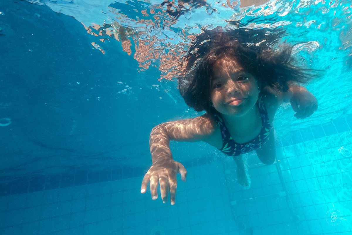 Fotografia documental de família, na praia de Mariscal, em Bombinhas/SC. Fotografo Thiago Braga. 