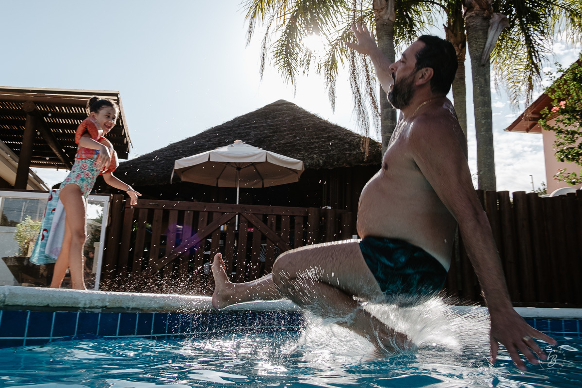 Fotografia documental de família, na praia de Mariscal, em Bombinhas/SC. Fotografo Thiago Braga. 