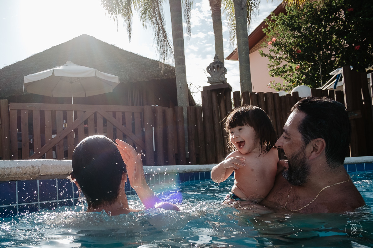 Fotografia documental de família, na praia de Mariscal, em Bombinhas/SC. Fotografo Thiago Braga. 