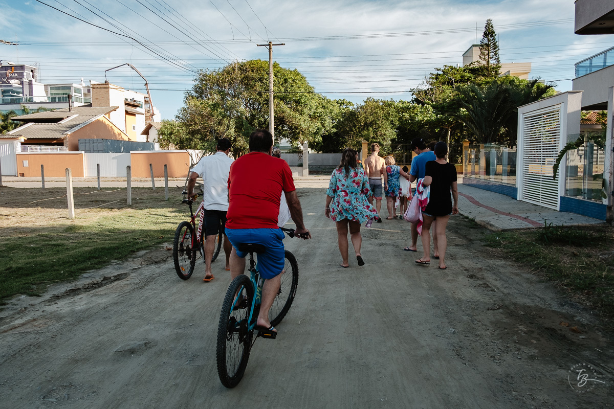 Fotografia documental de família, na praia de Mariscal, em Bombinhas/SC. Fotografo Thiago Braga. 
