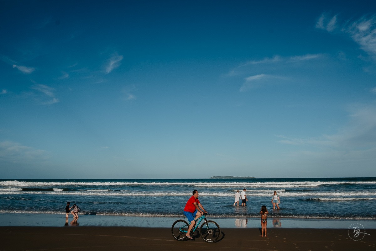 Fotografia documental de família, na praia de Mariscal, em Bombinhas/SC. Fotografo Thiago Braga. 