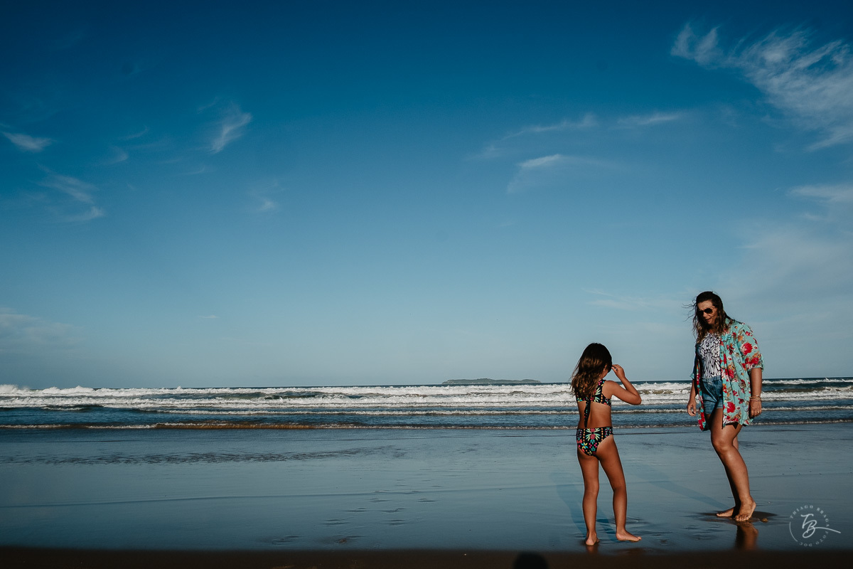 Fotografia documental de família, na praia de Mariscal, em Bombinhas/SC. Fotografo Thiago Braga. 