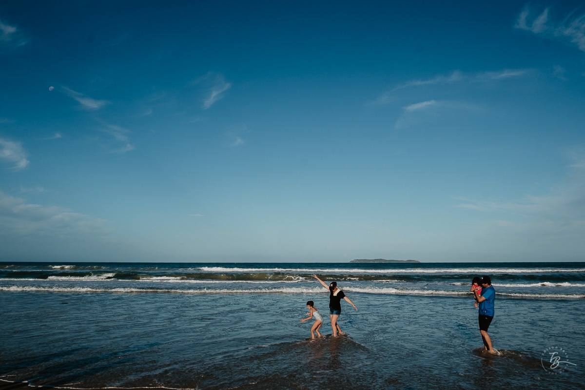 Fotografia documental de família, na praia de Mariscal, em Bombinhas/SC. Fotografo Thiago Braga. 