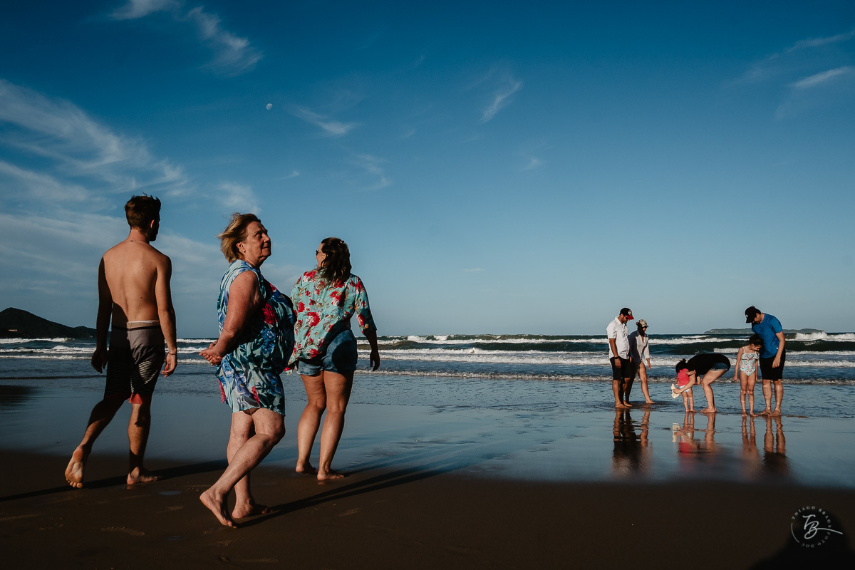 Fotografia documental de família, na praia de Mariscal, em Bombinhas/SC. Fotografo Thiago Braga. 