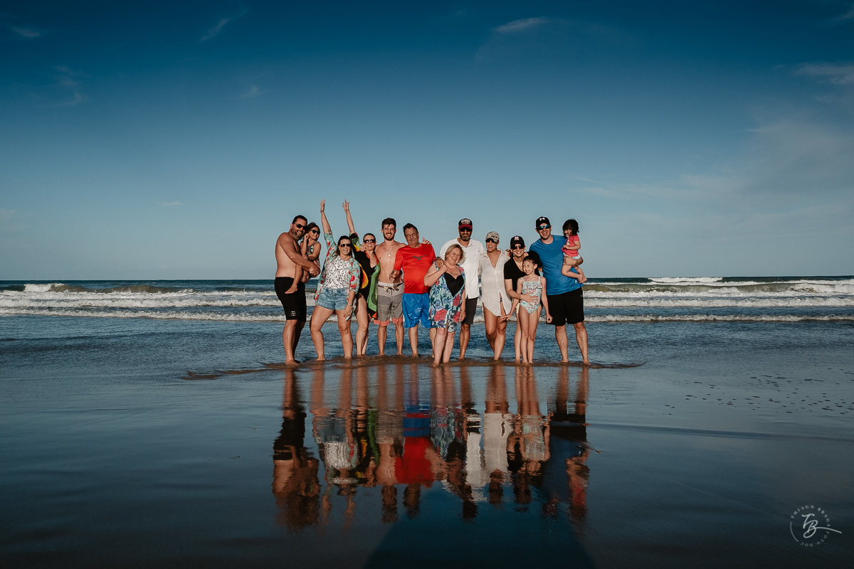 Fotografia documental de família, na praia de Mariscal, em Bombinhas/SC. Fotografo Thiago Braga. 
