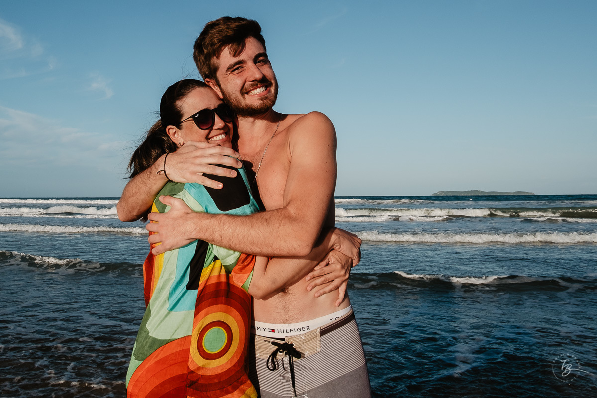 Fotografia documental de família, na praia de Mariscal, em Bombinhas/SC. Fotografo Thiago Braga. 