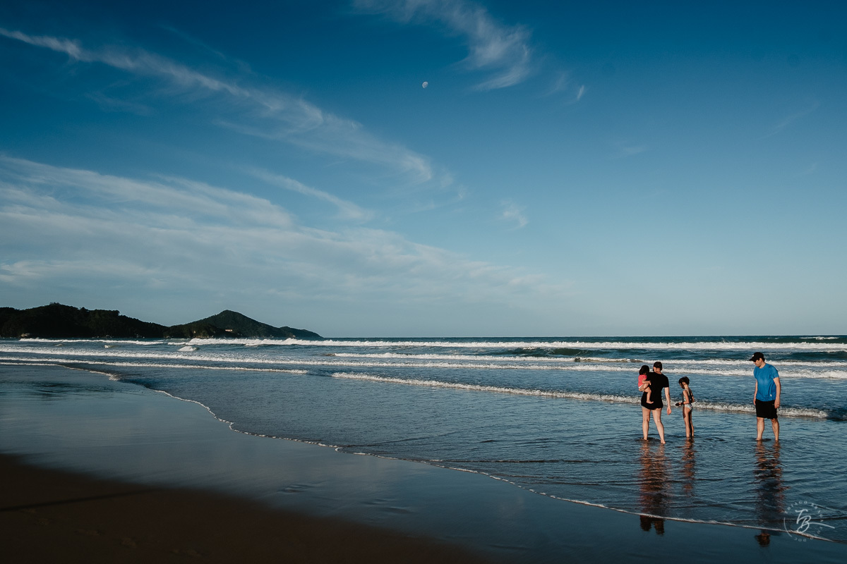 Fotografia documental de família, na praia de Mariscal, em Bombinhas/SC. Fotografo Thiago Braga. 