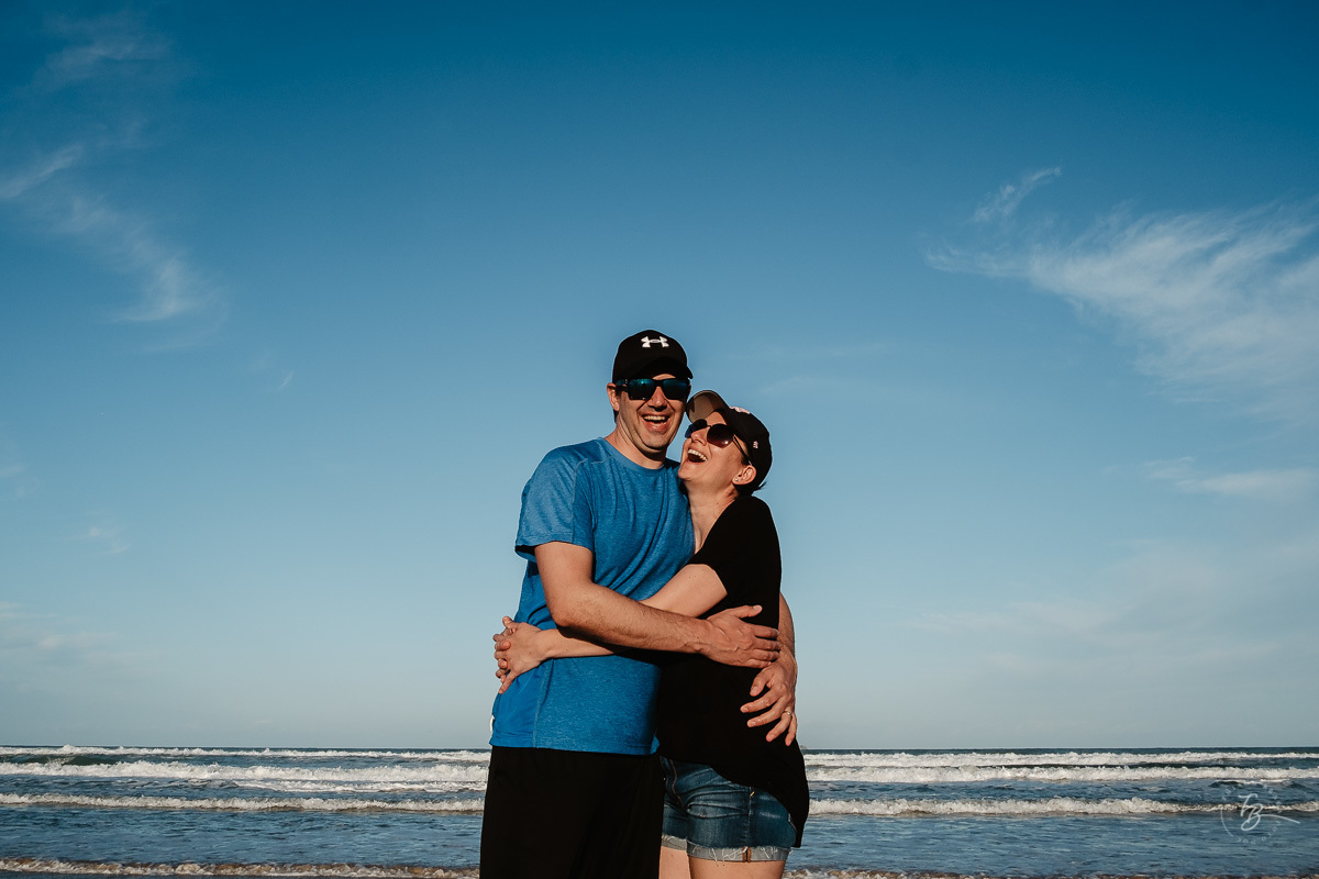 Fotografia documental de família, na praia de Mariscal, em Bombinhas/SC. Fotografo Thiago Braga. 