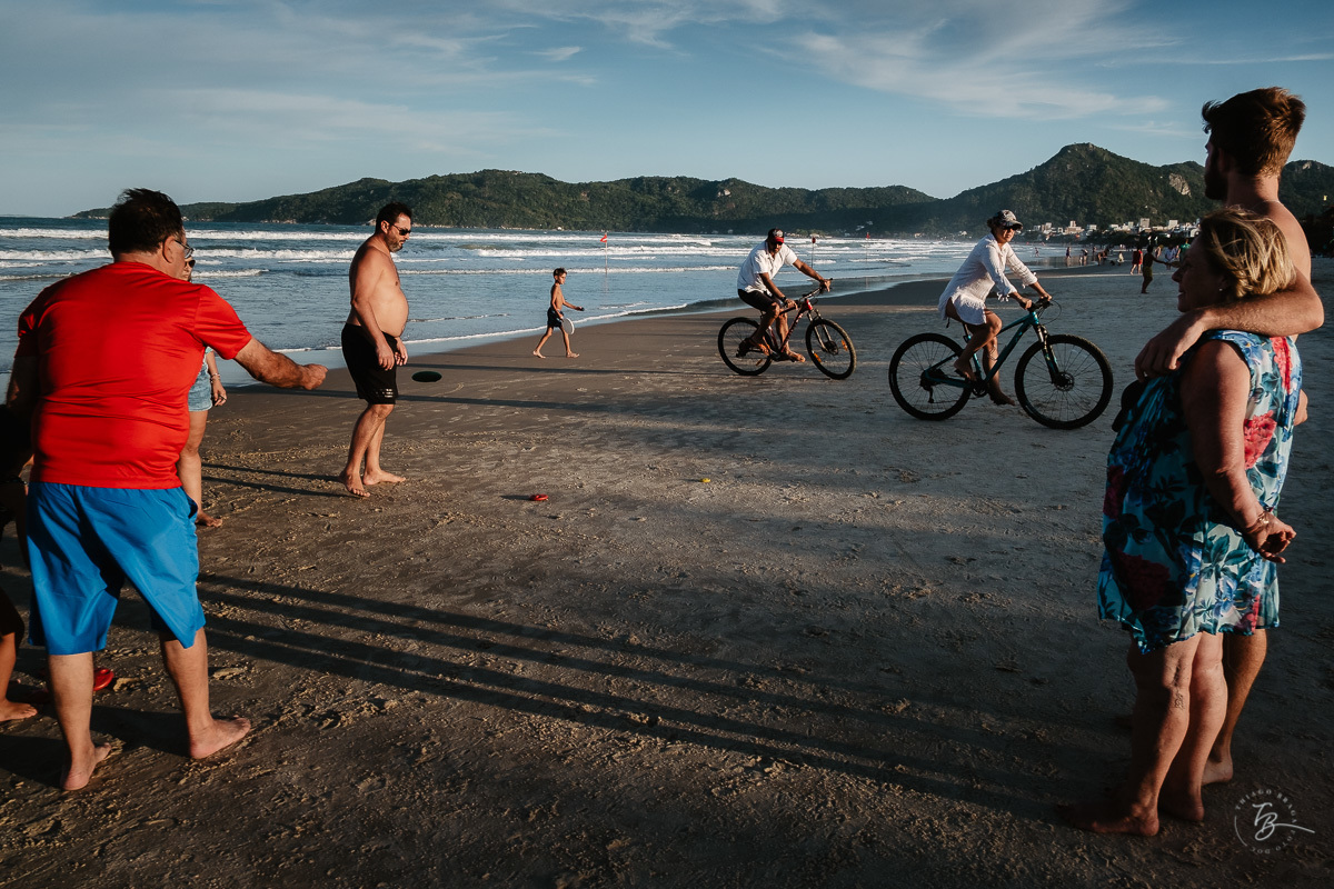 Fotografia documental de família, na praia de Mariscal, em Bombinhas/SC. Fotografo Thiago Braga. 