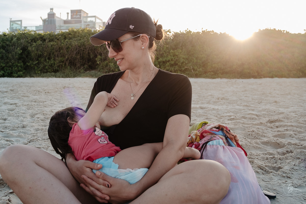 Fotografia documental de família, na praia de Mariscal, em Bombinhas/SC. Fotografo Thiago Braga. 
