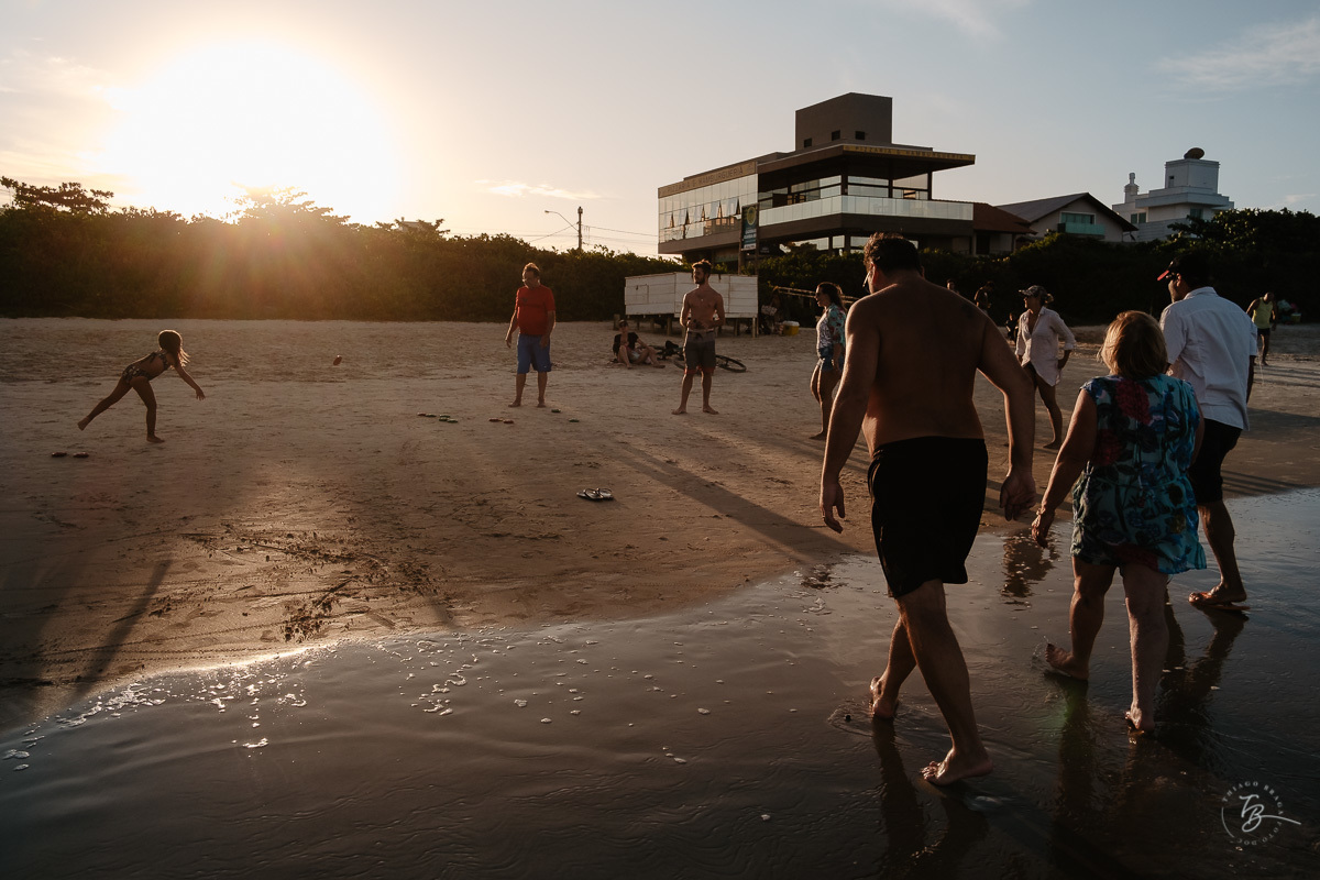 Fotografia documental de família, na praia de Mariscal, em Bombinhas/SC. Fotografo Thiago Braga. 