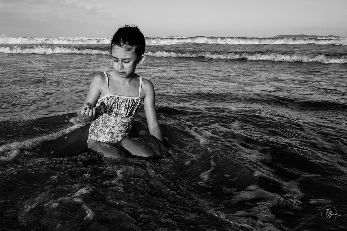 Fotografia documental de família, na praia de Mariscal, em Bombinhas/SC. Fotografo Thiago Braga. 