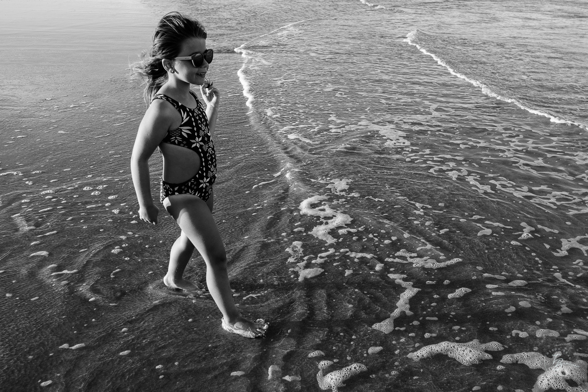 Fotografia documental de família, na praia de Mariscal, em Bombinhas/SC. Fotografo Thiago Braga. 