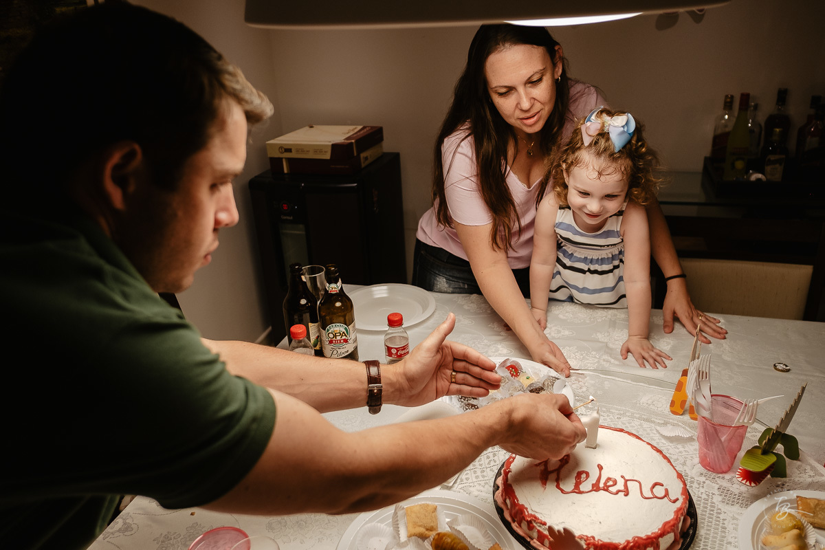 Família Prado Rodrigues. Primeiro aninho da Helena. Fotografia documental de Aniversário em casa. Thiago Braga Fotografia