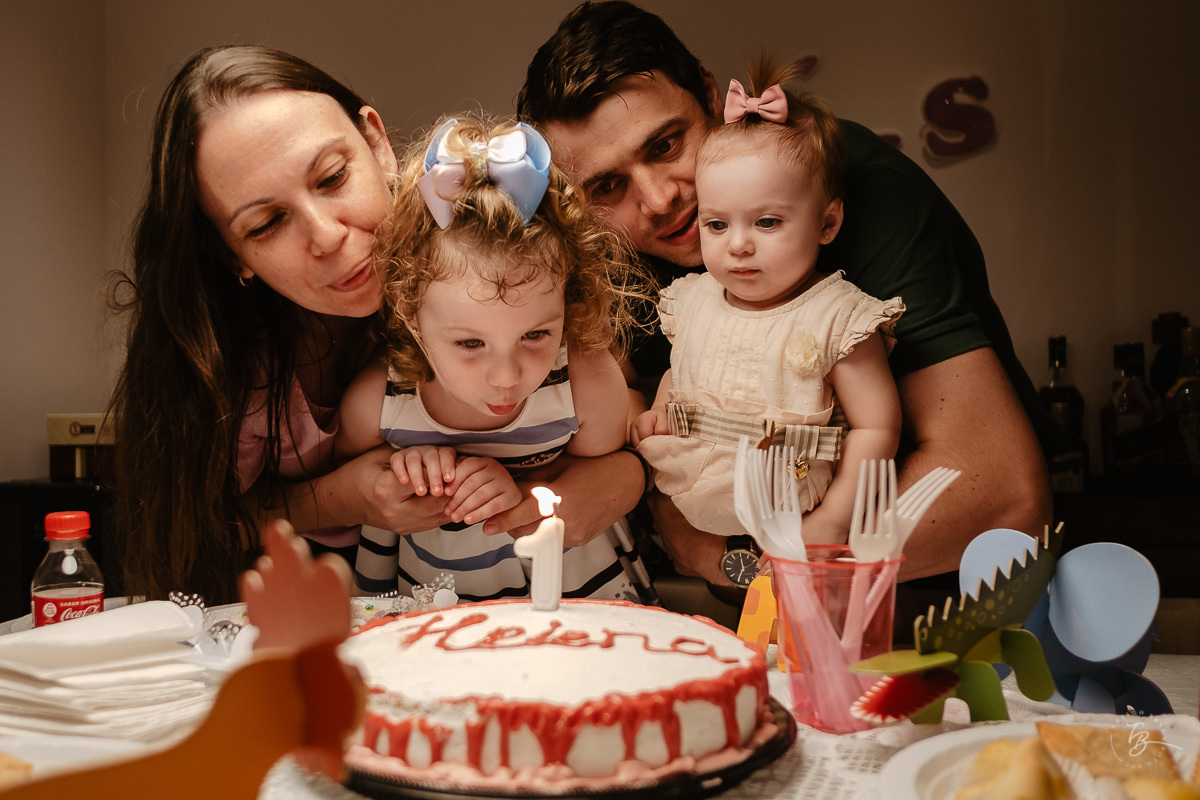 Família Prado Rodrigues. Primeiro aninho da Helena. Fotografia documental de Aniversário em casa. Thiago Braga Fotografia
