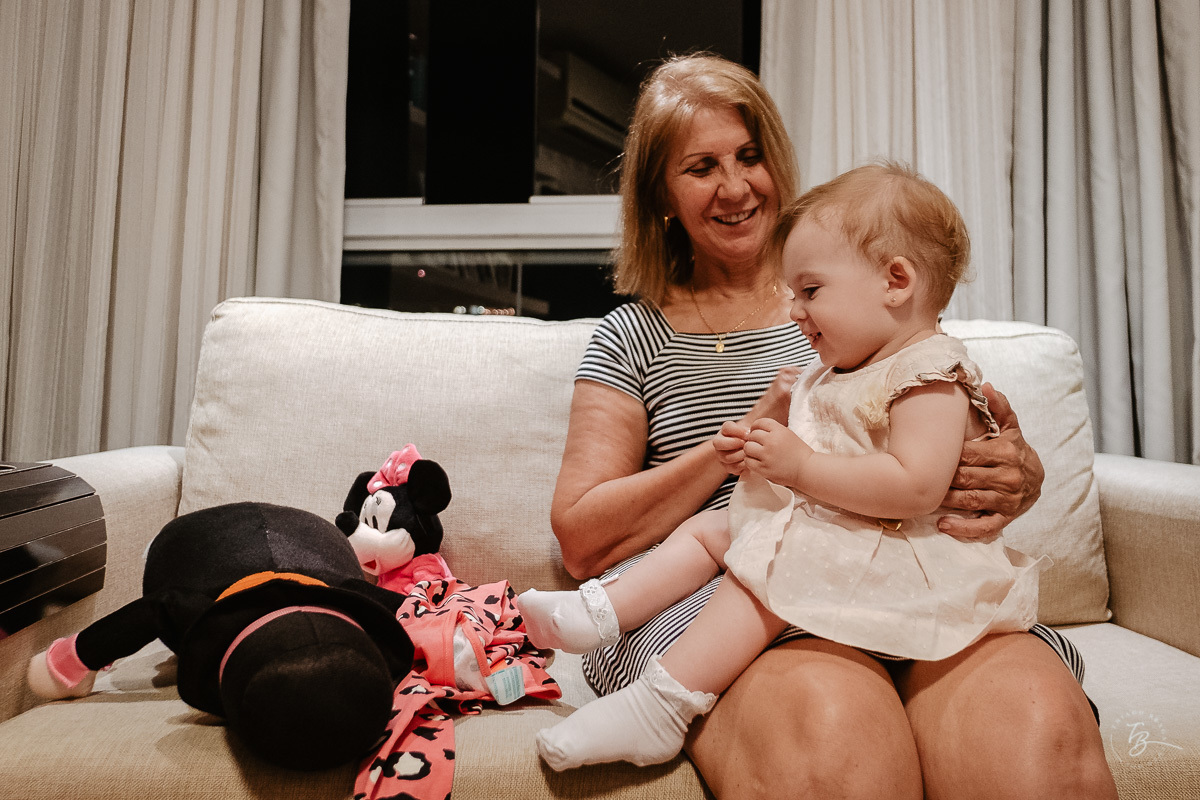 Família Prado Rodrigues. Primeiro aninho da Helena. Fotografia documental de Aniversário em casa. Thiago Braga Fotografia