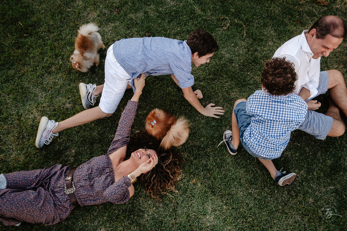 Ensaio Família. Aniversário no quintal de casa. Comemoração de aniversário. Ensaio no fim de tarde, praia do Santinho em Florianópolis. Sessão Família. Thiago Braga Fotografia.