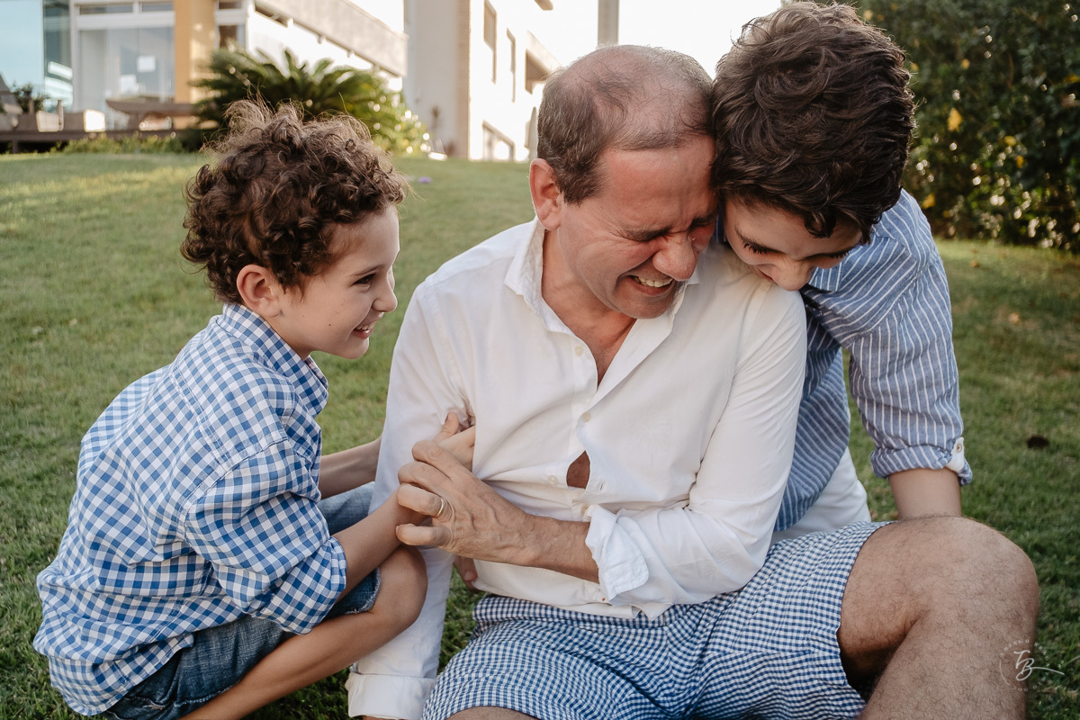 Ensaio Família. Aniversário no quintal de casa. Comemoração de aniversário. Ensaio no fim de tarde, praia do Santinho em Florianópolis. Sessão Família. Thiago Braga Fotografia.