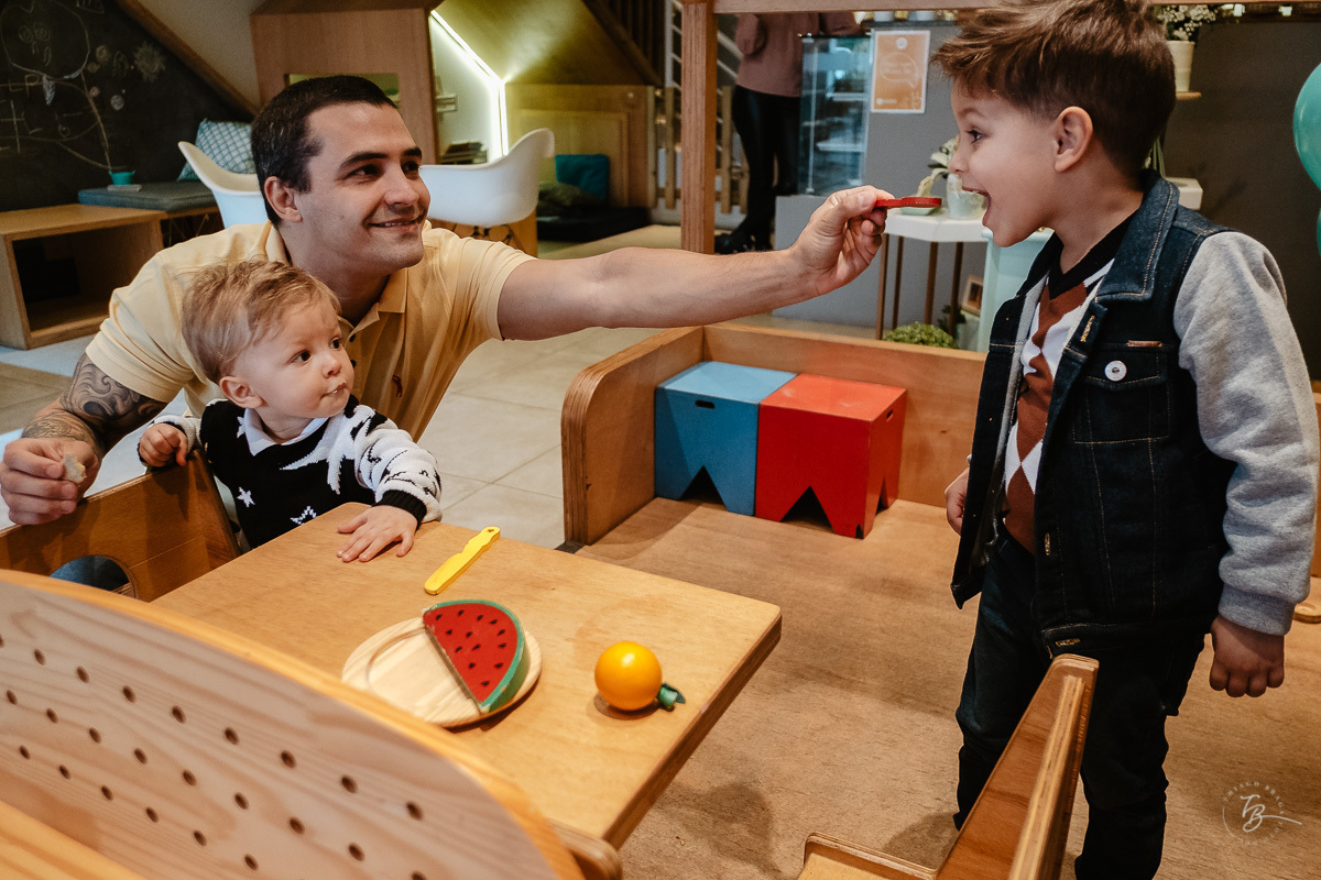 Pai e filhos brincando de comidinha no aniversário de 01 ano do Guilherme Augusto em Florianópolis.SC