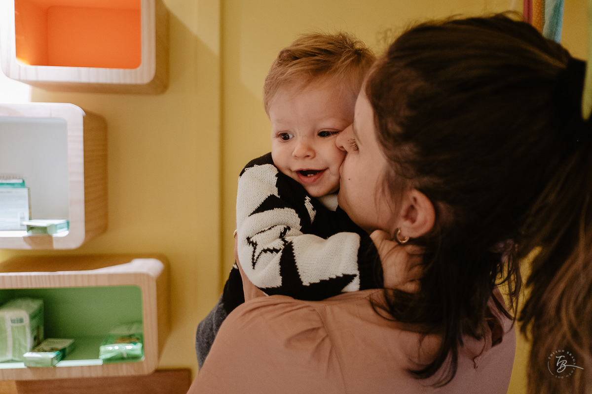 mãe dando beijo no seu filho, no dia do aniversário de 01 ano. 