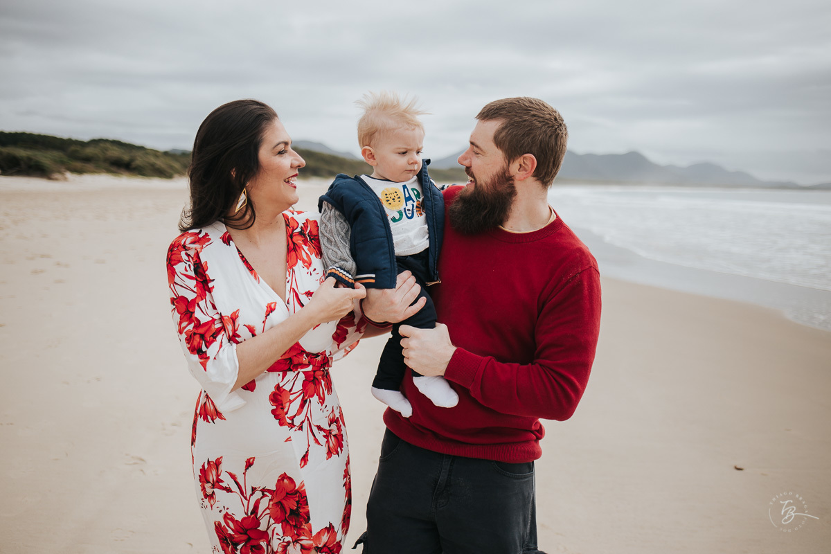 familia junta na praia em um ensaio de fotos de família