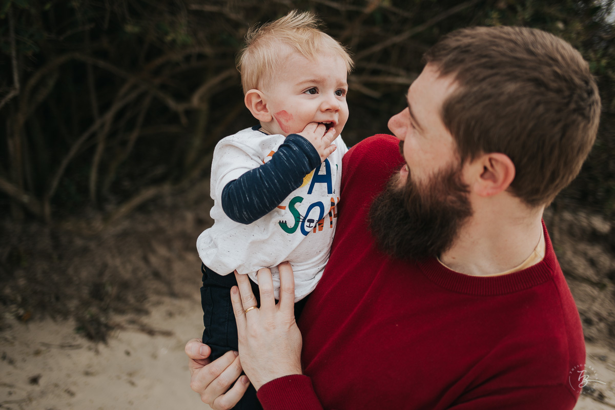 Pai, brincando com seu filho, durante um ensaio de fotos na praia da barra da lagoa em Florianóp;olis/SC. 