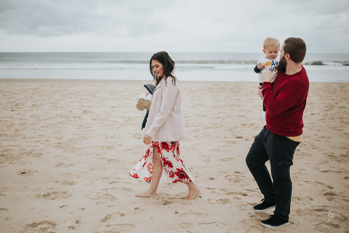 Família indo embora de ensaio de fotos na praia.