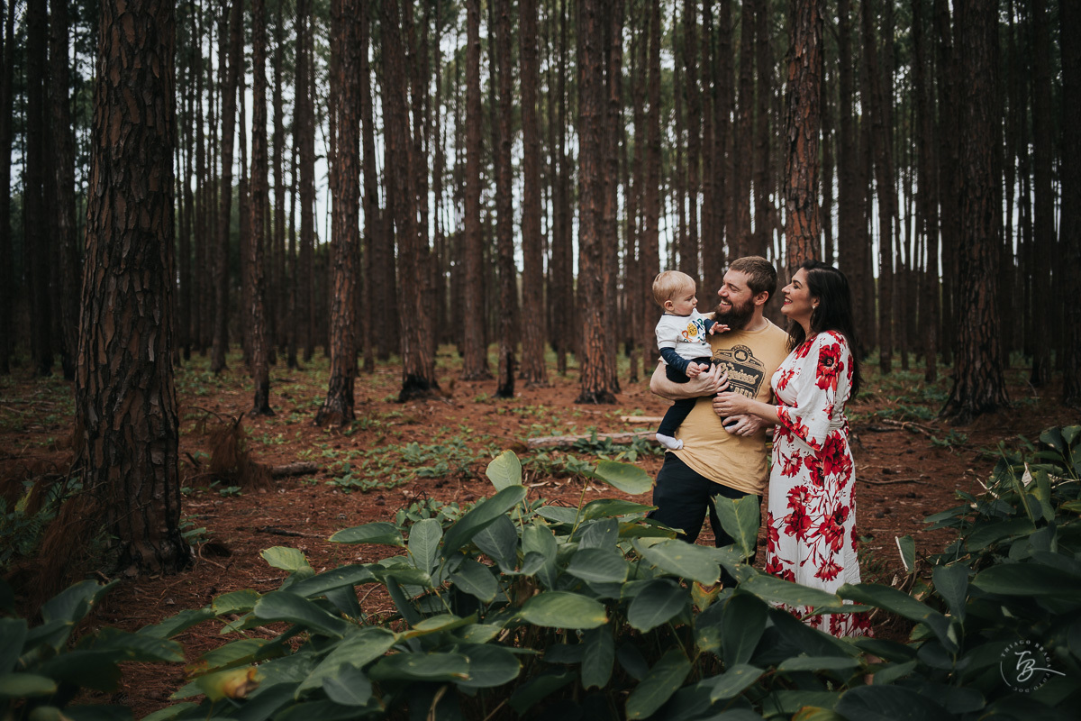 Família reunida para sessão de fotos no parque Florestal do Rio Vermelho, em Florianópolis/SC.