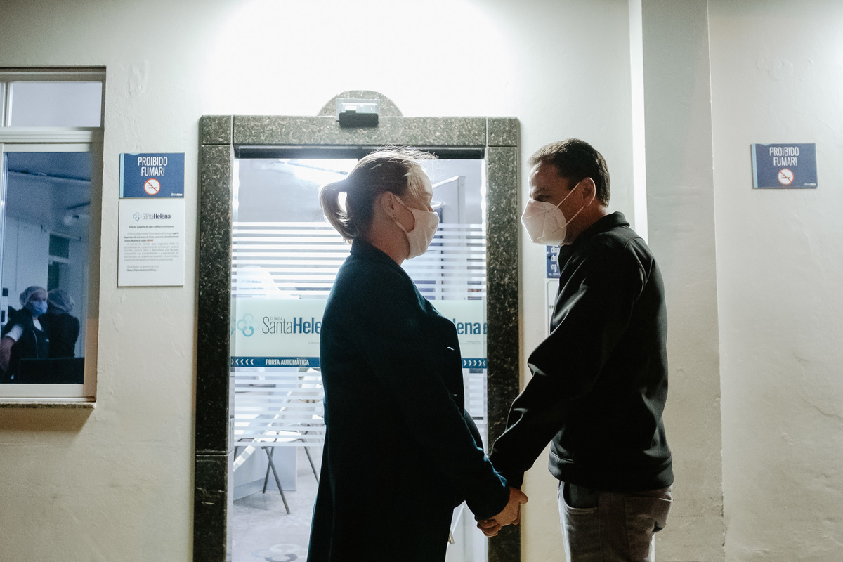 Entrada na maternidade. Parto normal, na maternidade Santa Helena em Florianópolis, por Thiago Braga fotografia. 